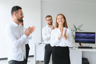 İş adamları ofis koridorunun arka planında duruyorlar..