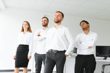 Ekibi iş başında. Grup Genç iş adamları içinde smart casual giyim birlikte yaratıcı ofisinde çalışan.
