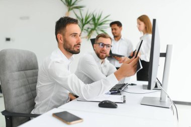 İş adamları iletişimi ve akıl hocası borsa kripto yatırımında çalışan personele koçluk yapıyor..