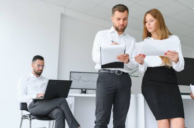 İş adamları iletişimi ve akıl hocası borsa kripto yatırımında çalışan personele koçluk yapıyor..