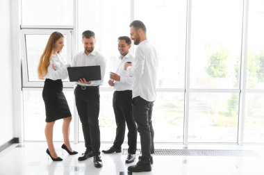 İş adamları iletişimi ve akıl hocası borsa kripto yatırımında çalışan personele koçluk yapıyor..