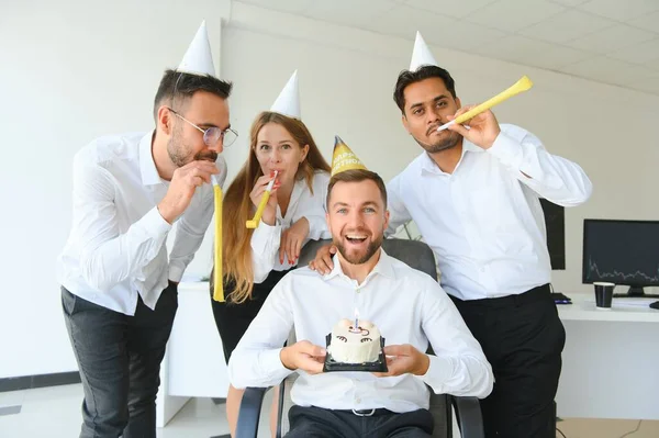 企业派对和人的概念 快乐的团队与蛋糕在办公室庆祝同事的生日 — 图库照片