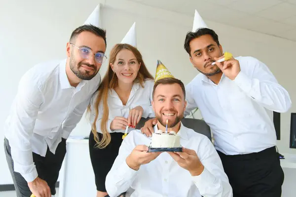 Partido Corporativo Conceito Pessoas Equipe Feliz Com Bolo Celebrando Aniversário — Fotografia de Stock