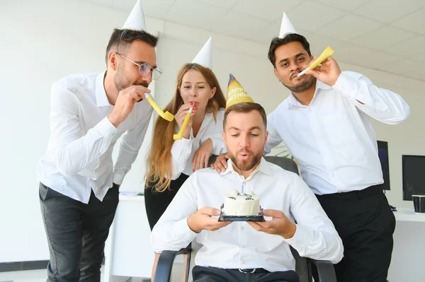 Zespół Biznesowy Świętuje Urodziny Kolegi Nowoczesnym Biurze — Zdjęcie stockowe