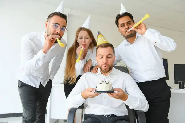 令人惊讶 混血儿快乐的人们在现代办公室庆祝同事的生日 — 图库照片