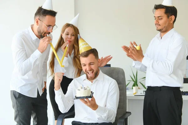 Üzleti Csapat Ünnepli Születésnapját Kolléga Modern Irodában — Stock Fotó