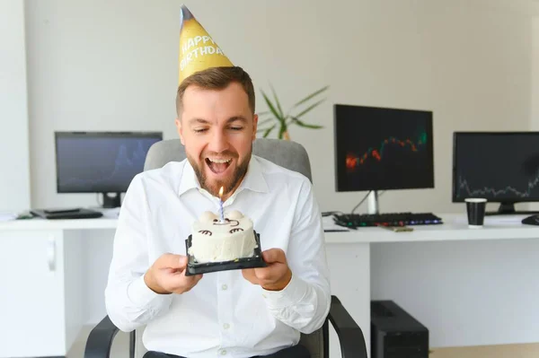 Joven Hombre Negocios Celebrando Cumpleaños Solo Oficina —  Fotos de Stock