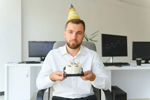 Triste Joven Hombre Negocios Celebrando Cumpleaños Solo Oficina —  Fotos de Stock