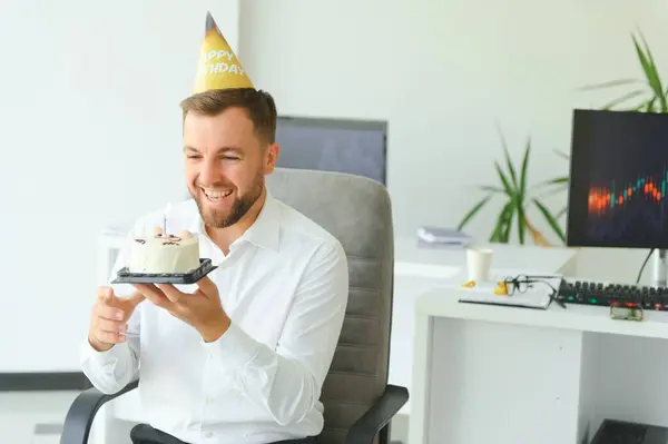 Jovem Empresário Comemorando Aniversário Sozinho Escritório — Fotografia de Stock