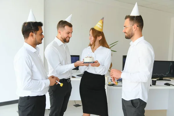 Partido Corporativo Conceito Pessoas Equipe Feliz Com Bolo Celebrando Aniversário — Fotografia de Stock