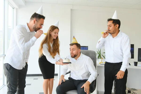 商务团队在办公室庆祝生日 — 图库照片