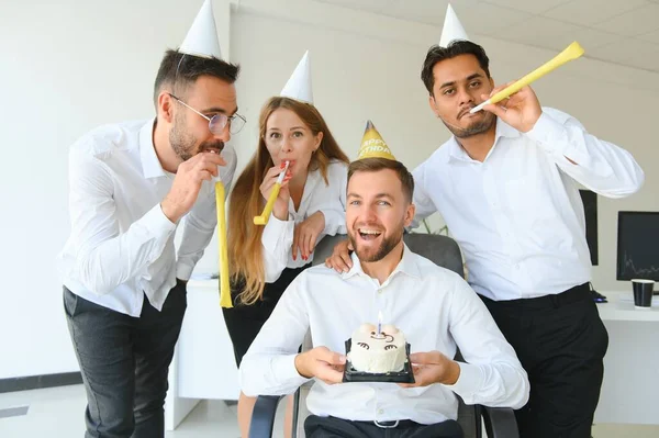 Equipe Negócios Celebrando Aniversário Colégio Escritório Moderno — Fotografia de Stock