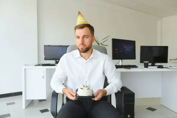 Ung Affärsman Firar Födelsedag Ensam Kontoret — Stockfoto
