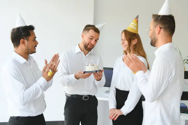 Happy Businesswoman Gospodarstwa Tort Urodzinowy Podczas Podejmowania Przyjęcie Niespodzianka Kolegami — Zdjęcie stockowe