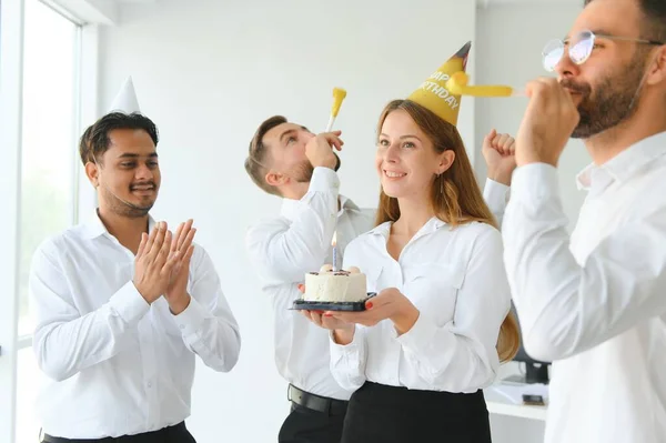 Business Team Vieren Een Verjaardag Het Kantoor — Stockfoto