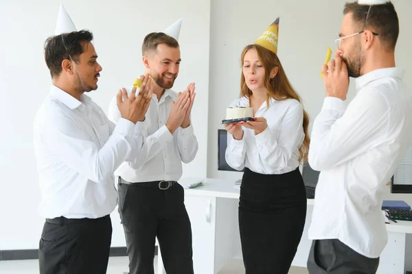 企業パーティーと人々のコンセプト ケーキと幸せなチーム オフィスで同僚の誕生日を祝う — ストック写真