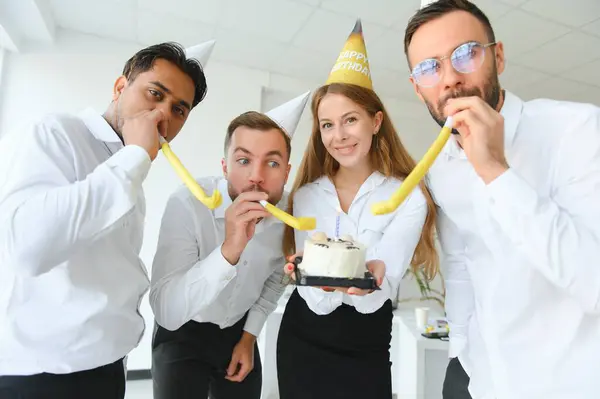 商务团队在办公室庆祝生日 — 图库照片
