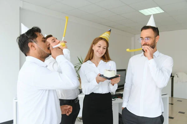 Firmenparty Und People Konzept Glückliches Team Mit Kuchen Feiert Kollegen — Stockfoto