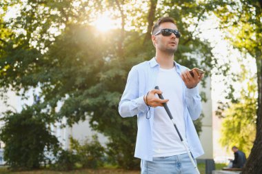 Kör adam. Bastonlu görme engelli bir adam.