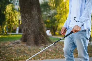 Kör adam. Bastonlu görme engelli bir adam.