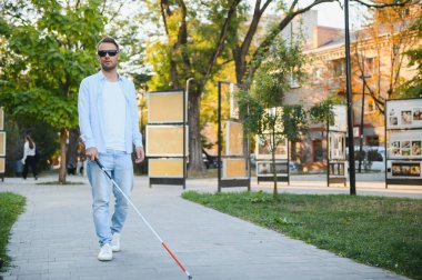 Kör adam. Bastonlu görme engelli bir adam.