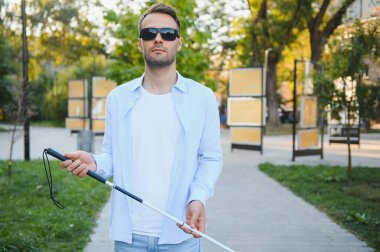 Kör adam. Bastonlu görme engelli bir adam.