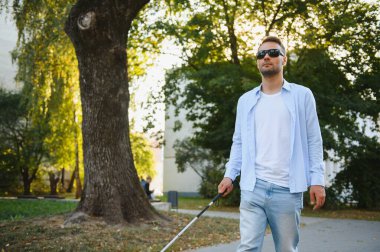 Kör adam. Bastonlu görme engelli bir adam.