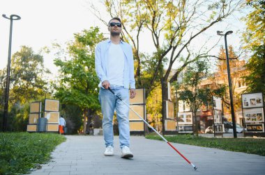 Kör adam. Bastonlu görme engelli bir adam.