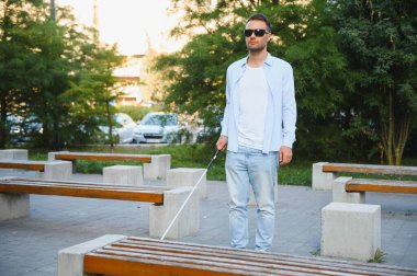 Kör adam. Bastonlu görme engelli bir adam.