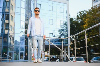 Kör adam. Bastonlu görme engelli bir adam.