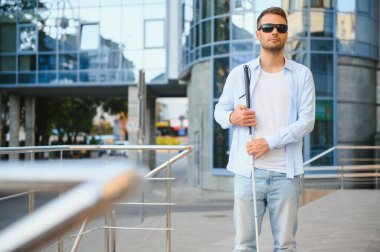 Kör adam. Bastonlu görme engelli bir adam.