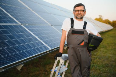 Güneş panelleri kuran bir işçinin portresi