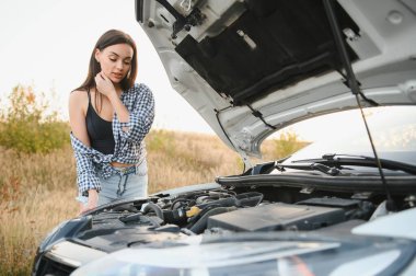 Ne kırık araba ile yapmak bilmeden üzgün kadın depresif.