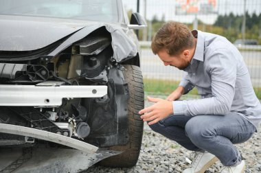 üzgün sürücü sonra trafik kazası.