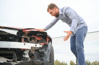 üzgün sürücü sonra trafik kazası.