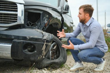 Araba kazası. Adam ardına araba kazası. Adam araba kazasında meydana gelen hasardan pişman..