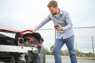 üzgün sürücü sonra trafik kazası.