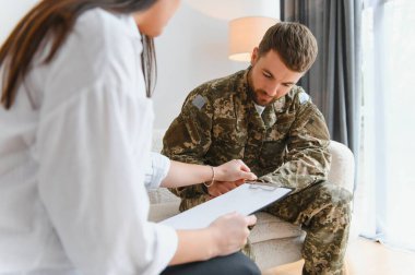 Görevdeki askeri subayı destekleyen psikolog, yakın plan.