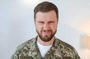 Depresyondaki adam savaş günlerini anımsıyor. Travma sonrası stres bozukluğu olan usta askerin portresi..