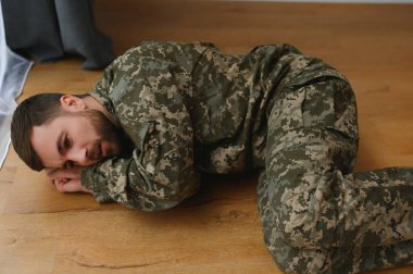 Depresyondaki adam savaş günlerini anımsıyor. Travma sonrası stres bozukluğu olan usta askerin portresi..