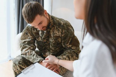 Ordu öfkesi, travma sonrası stres bozukluğu ve terapi gören bir adam ve destek için bir psikolog..