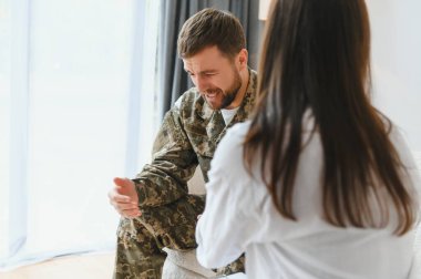 Doktorla konuşuyorum. Askerin psikologla terapi seansı var..