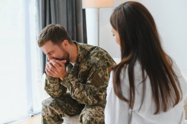 Doktorla konuşuyorum. Askerin psikologla terapi seansı var..