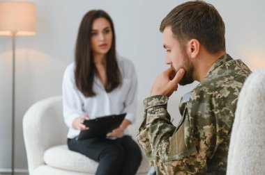 Doktorla konuşuyorum. Askerin psikologla terapi seansı var..