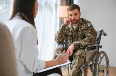 Doktorla konuşuyorum. Askerin psikologla terapi seansı var..