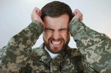 Depresyondaki adam savaş günlerini anımsıyor. Travma sonrası stres bozukluğu olan usta askerin portresi..