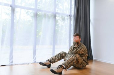 Depresyon ve travma ile profesyonel asker savaştan sonra ağlıyor.
