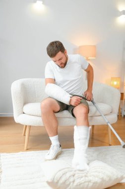 Evdeki kazadan sonra iyileşme süreci: Kırık bacaklı, yaralı kollu, talihsiz genç adam.