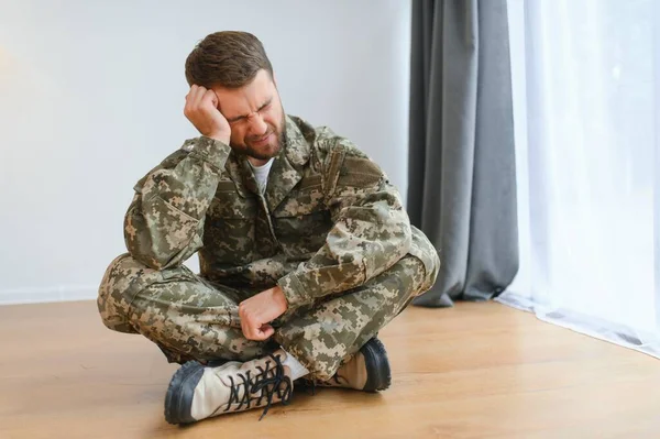 Depresyon ve travma ile profesyonel asker savaştan sonra ağlıyor.