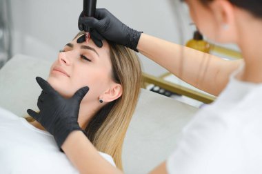 Kalıcı makyaj. Kaşlar kalıcı dövme.